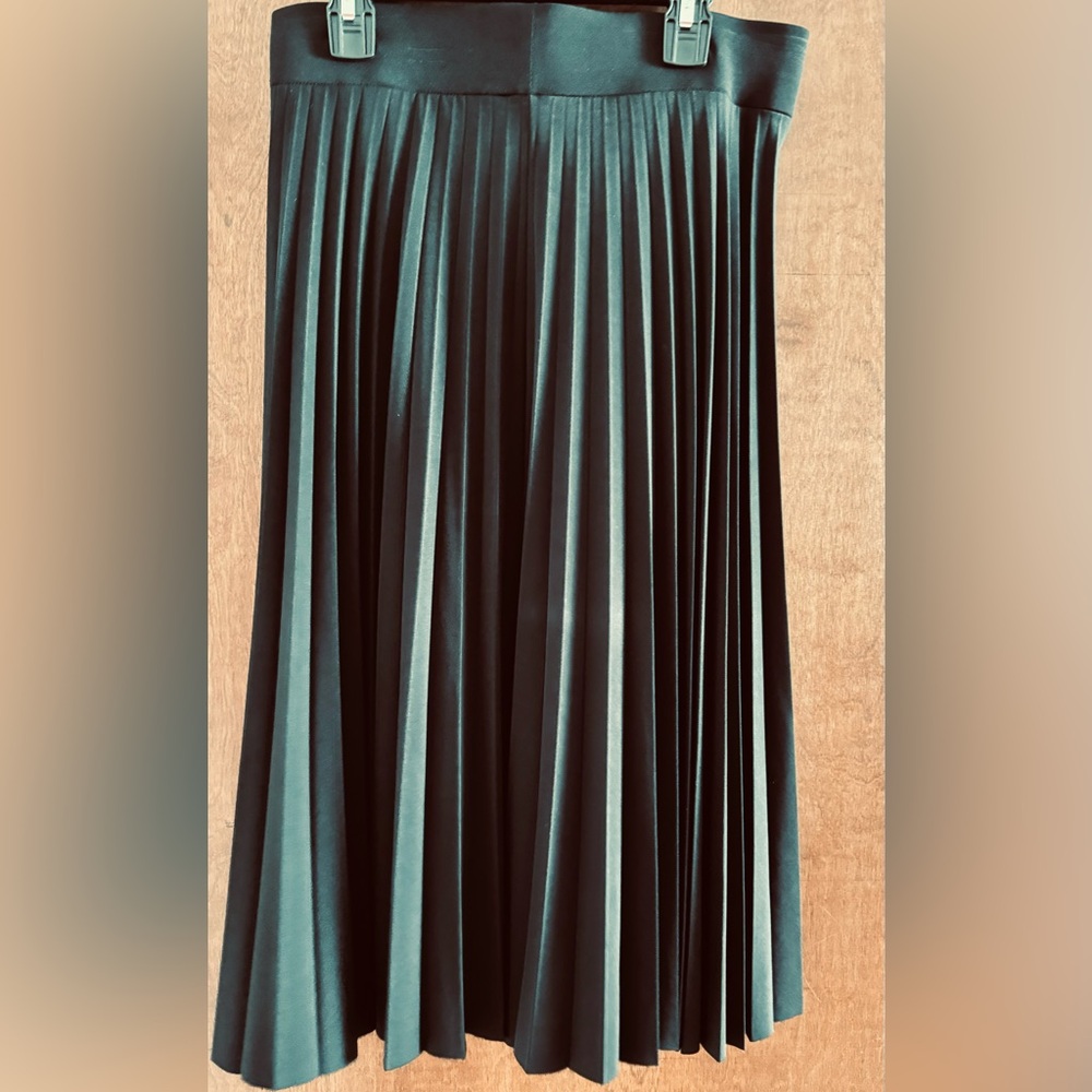 Black pleated skirt